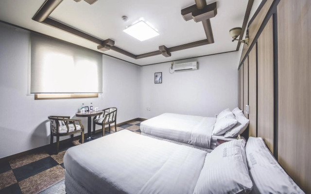 Hotel I-Zone