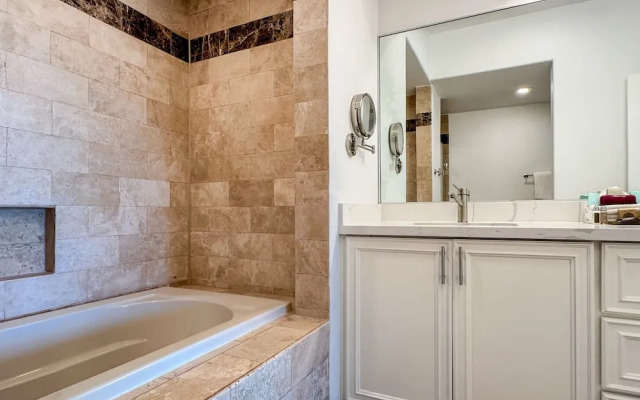 Luxury Ocean View Condo w Huge Deck