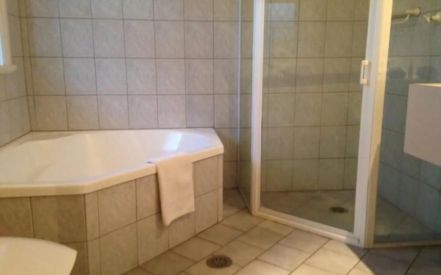 Charles Rasp Motor Inn & Cottages