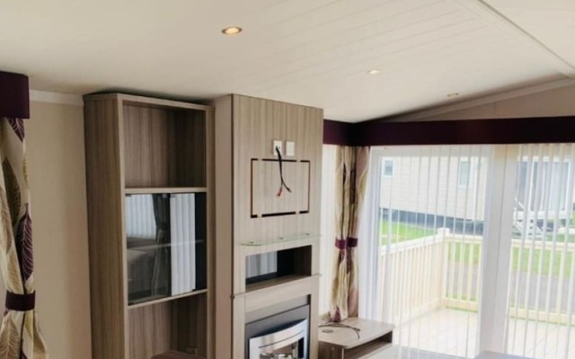 Luxury Caravan Only 10 Mins From the Beach