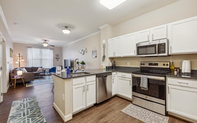 Stylish 1 BR Apartment w Movie Theater