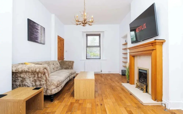 2 Bedroom House - Free Parking