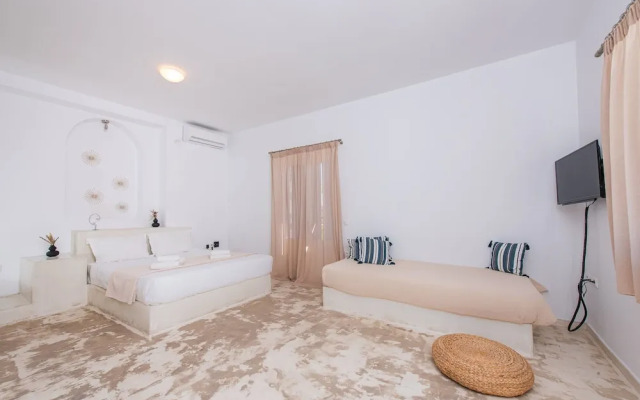 Golden Sunrise Suites - Santorini Pool Bliss Suite