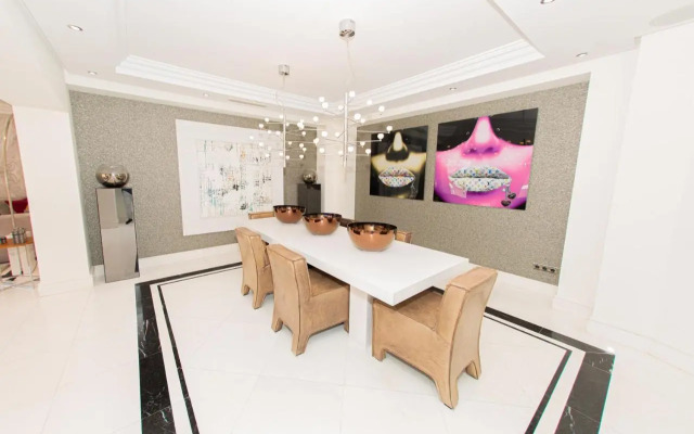Luxury 3BDRS apt. In Mistral Beach with sea views.
