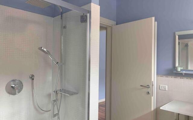 Chic Apartment - River View - Free Parking and WIFI