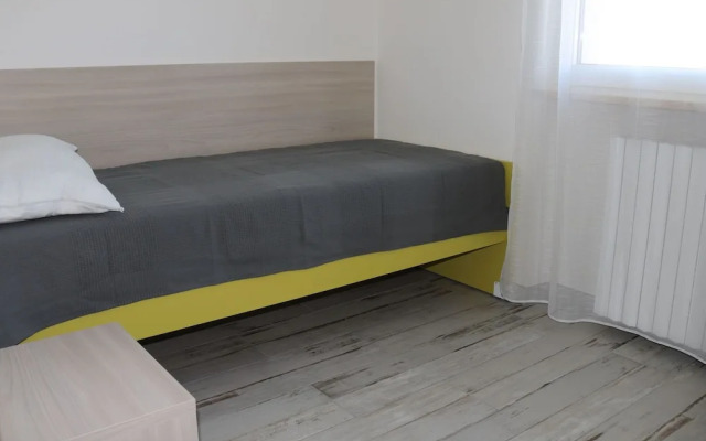 Holiday Apartment near Lake, Shared Swimming Pool