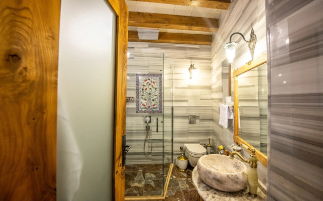 Explorer Cave Hotel