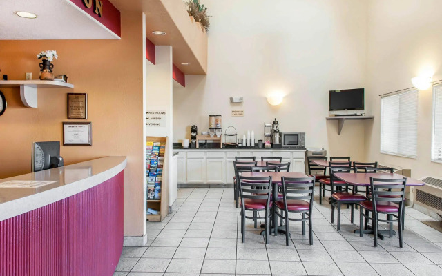 Econo Lodge West - Coors Blvd