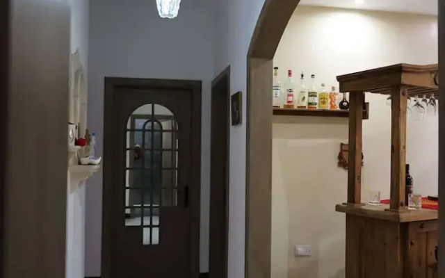 Room-very Bright Well Kept Apartment
