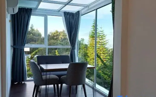 Sling & Stone Mountain Suites