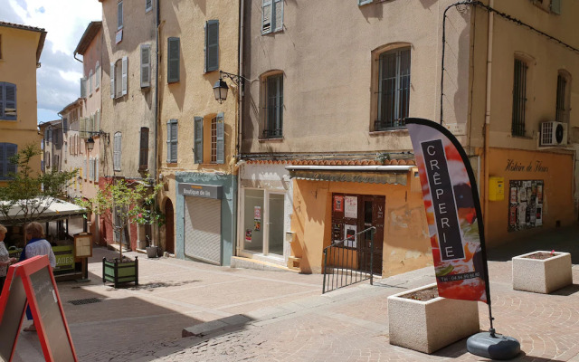 Quaint Holiday Home in Lorgues with Pool