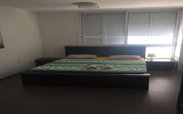 Luxury apt heart  Bat-Yam 3 m walk beach