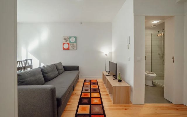 Downtown Sunny Apartment by Vacationy