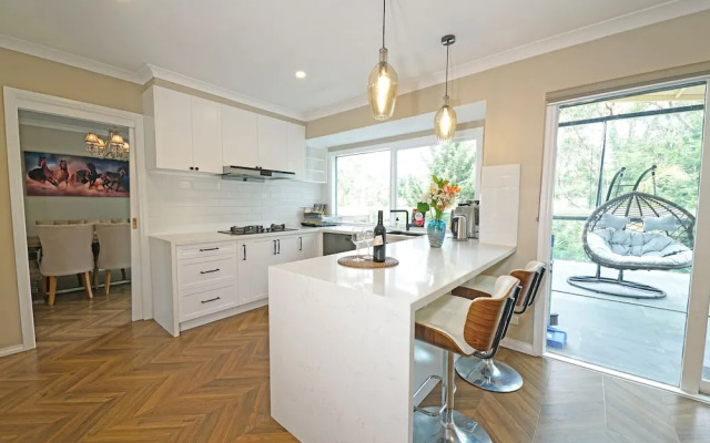 Charming 6 BRM Villa in Melbourne East