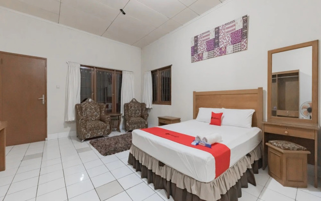 RedDoorz Plus @ Hotel Griya Astoeti