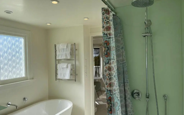 Private Luxurious Studio w Outdoor Living & Views!