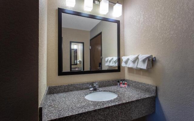 The Armada Inn & Suites Glendale Heights