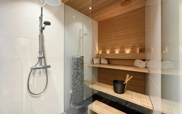 Stylish Downtown 2BR Flat with Sauna and Work Area