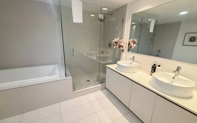 Luxury 3-BR Apartment with Stunning City