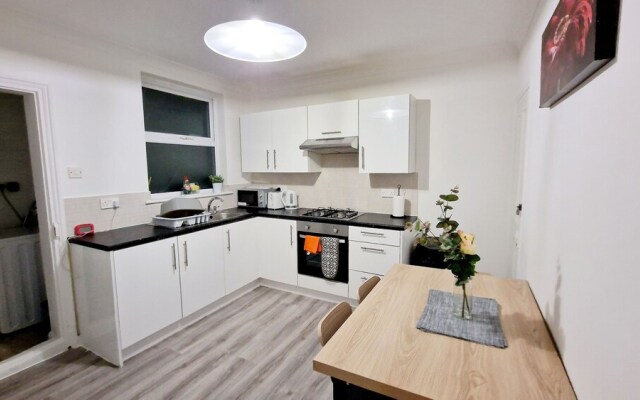 Gillingham Home - Sleeps 4 - Comfort & Convenience