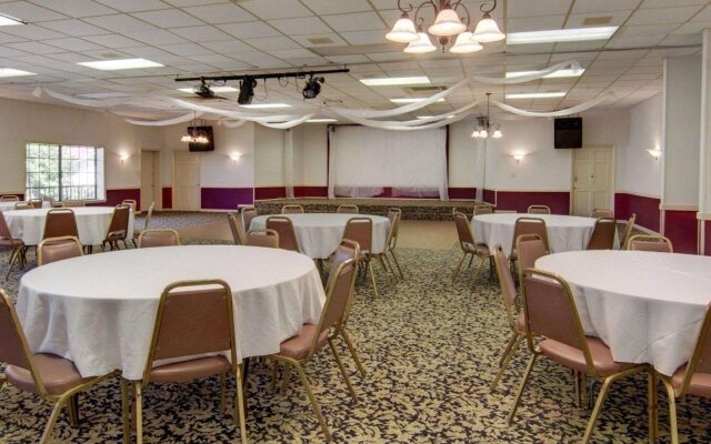Econo Lodge Conference Center