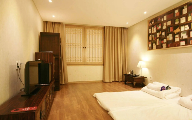 The Central Plaza Hotel