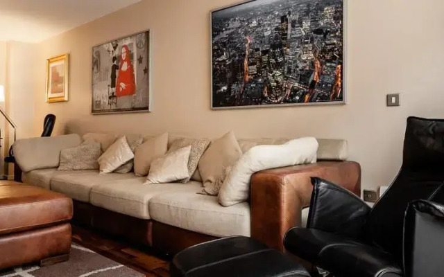 Hanover Wharf Apartment