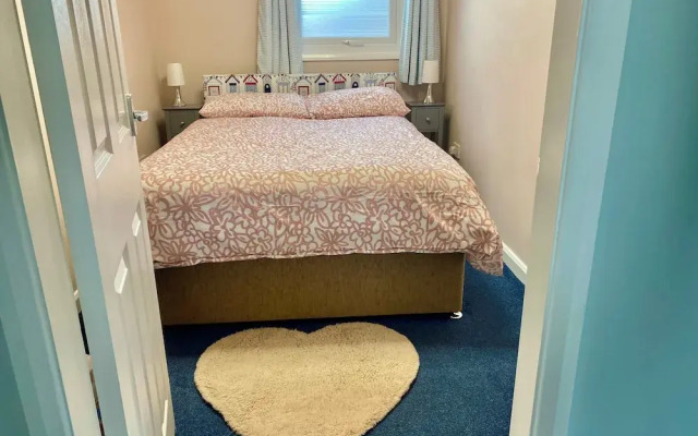 Large 3 bed Chalet -sleeps 6- dog Friendly- Garden