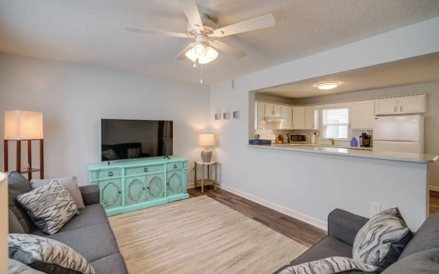 Pet-friendly Villas Vacation Rental: Walk to Bay