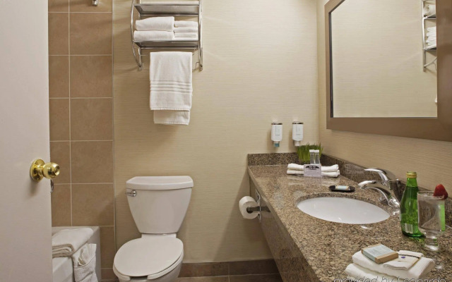 Travelodge by Wyndham Oshawa Whitby