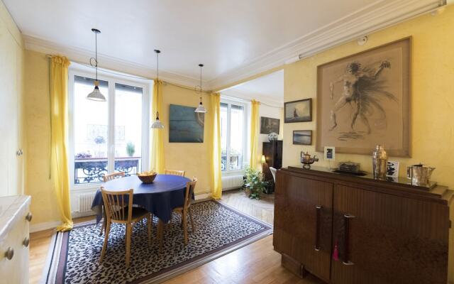 Place de la Republique Hideaway