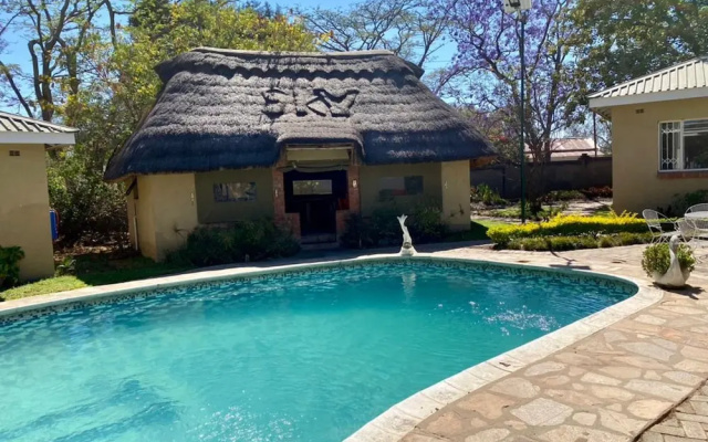 Poolside Executive Suite Near Airport - 2322