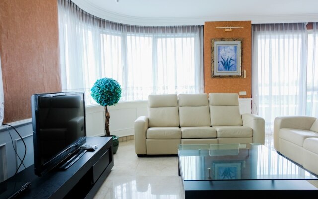 Spacious 2BR Park Royale Apartment