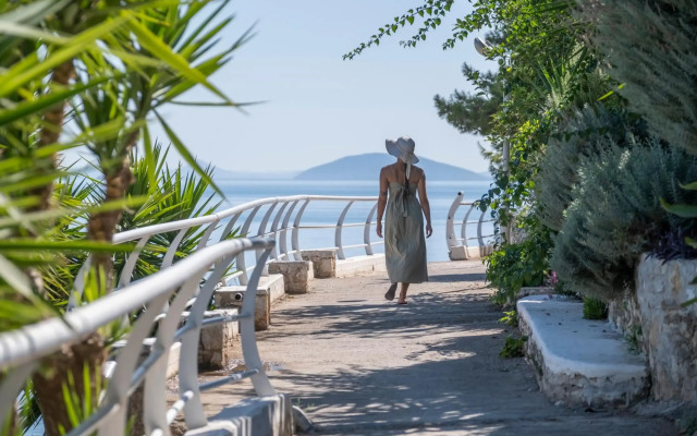 Meli Apartments & Villas