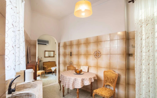 Classic Central Athinian Apartment