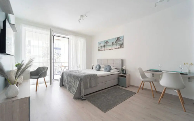 WestSide Garden Apartments by Urbanrent