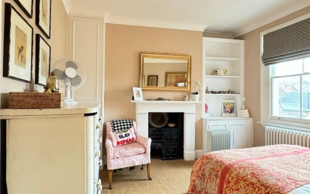 Homely Flat W/terrace, 3 Mins to Battersea Park
