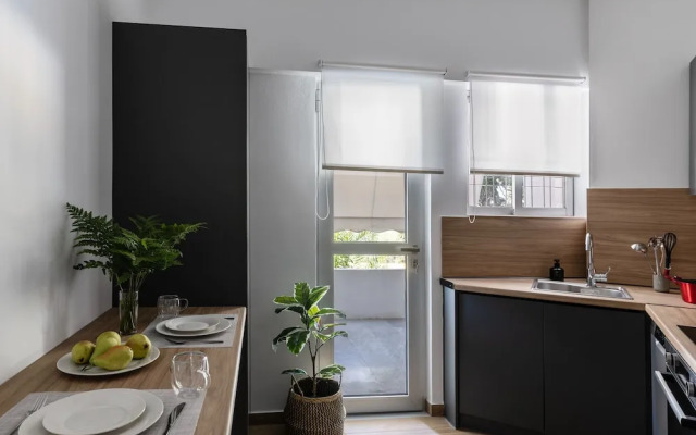 Stylish 1BR Retreat Near Alimos Beach Tram