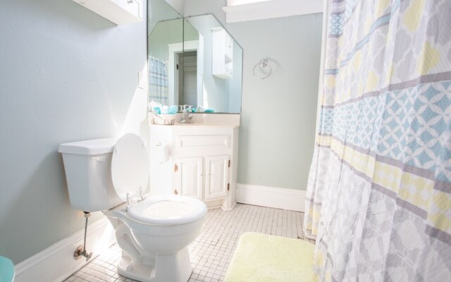 Cozy 2 BR at Constance Street