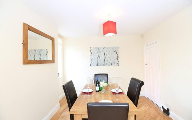 3/4 Bed House 2 Bathroom off Road Parking