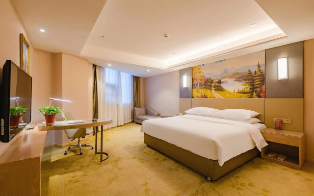 Vienna International Hotel (Xinyang Railway Station Tianrun Plaza Store)