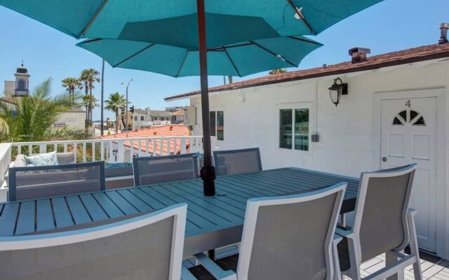 B4 Stunning Contemporary Beach Home With AC and Private Deck