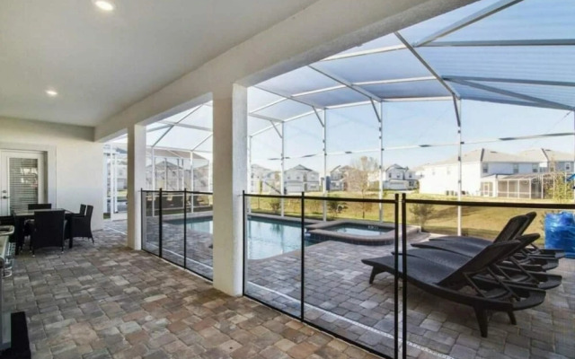 8912 Amazing Spacious Home