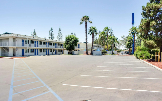 Motel 6 Bakersfield, CA - South