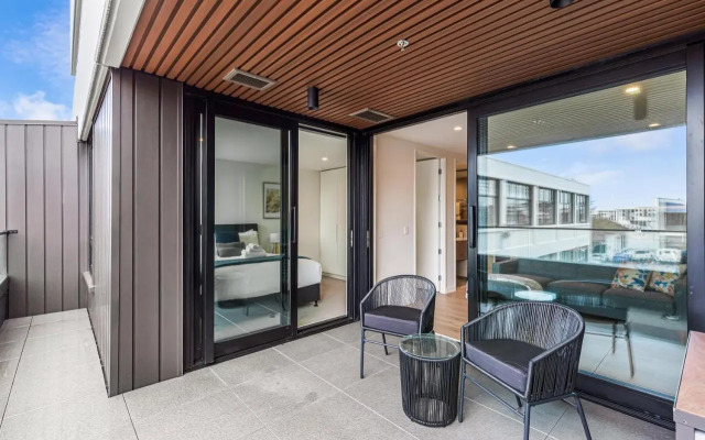 Stylish Apt With Balcony And Full Amenities