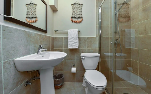 Gated Community 2br3ba Gold Coast Pools GYM