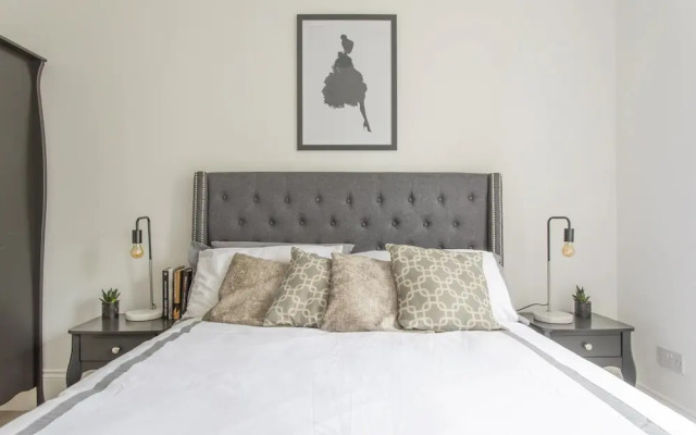 Stunning 4-bed Property in London-parking & Garden
