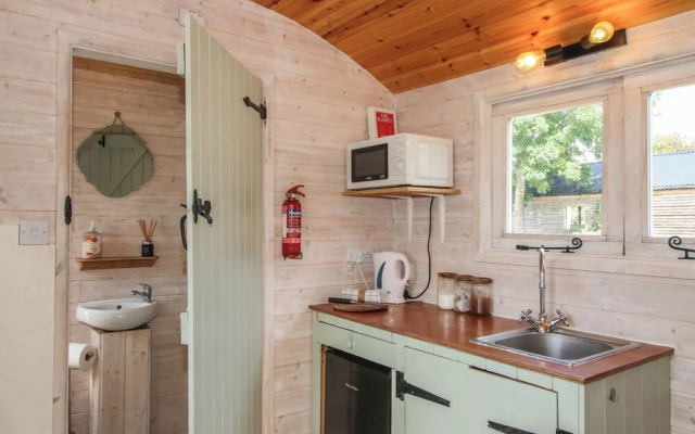 Aston - Shepherd Hut