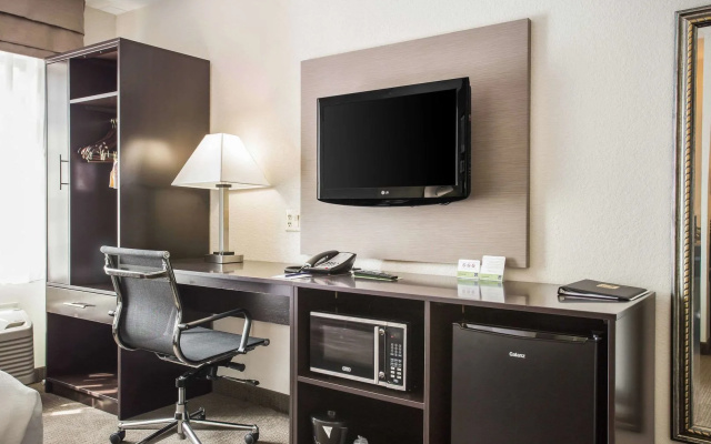 Quality Inn Kansas City International Airport