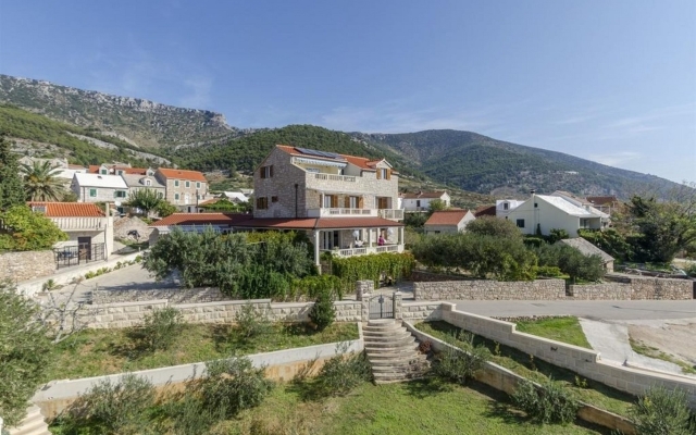 Apartment Lemar - parking and barbecue: A2 ANTIQUE Bol, Island Brac